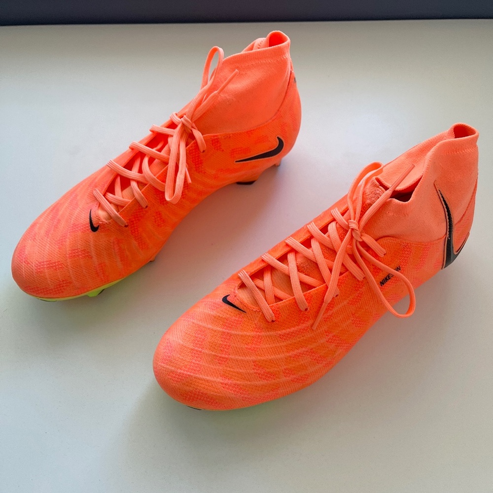 Nike Women’s Phantom Luna Orange Size 9 Cleat